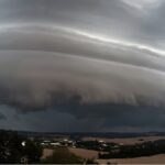 frente-fria-ligada-a-ciclone-avanca-pelo-brasil-com-ate-150-mm-de-chuva-e-coloca-estados-sob-risco-de-alagamentos-e-tempestades
