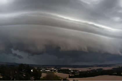 frente-fria-ligada-a-ciclone-avanca-pelo-brasil-com-ate-150-mm-de-chuva-e-coloca-estados-sob-risco-de-alagamentos-e-tempestades