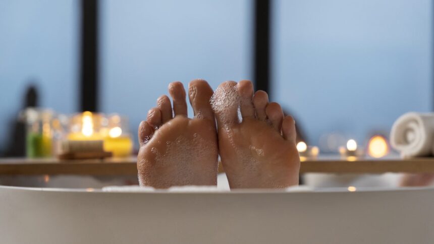 ingrediente-simples-que-voce-adiciona-na-agua-morna-e-que-ajuda-a-relaxar-o-corpo-e-a-mente-depois-de-um-dia-exaustivo-de-trabalho