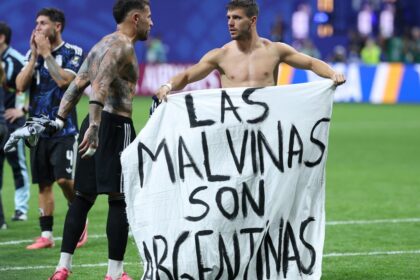 malvinas-sao-argentinas:-argentina-provoca-inglaterra-com-faixa-proibida-pela-fifa-apos-vaga-na-final-da-copa