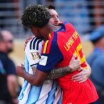 yamal-e-messi-interagem-apos-foto-historica-e-derrota-da-argentina-na-final-da-copa;-assista