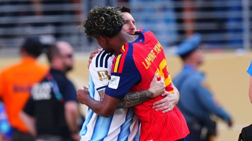 yamal-e-messi-interagem-apos-foto-historica-e-derrota-da-argentina-na-final-da-copa;-assista