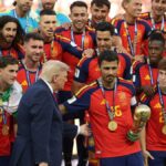 constrangimento?-trump-entrega-trofeu-da-copa-e-permanece-no-palco-em-consagracao-da-espanha;-assista
