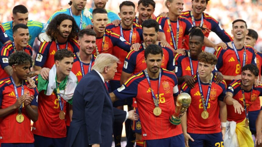 constrangimento?-trump-entrega-trofeu-da-copa-e-permanece-no-palco-em-consagracao-da-espanha;-assista