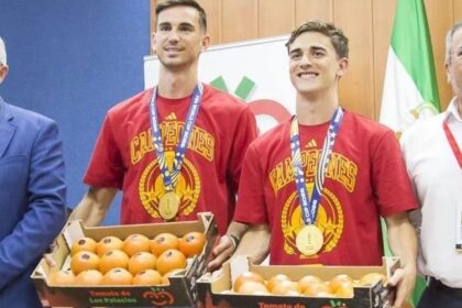 campeoes-pela-espanha-na-copa-do-mundo,-gavi-e-fabian-ruiz-ganham-presente-pelo-peso