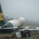 aviao-da-embraer-fica-atolado-apos-acidente-durante-pouso-na-nigeria-com-68-pessoas-a-bordo