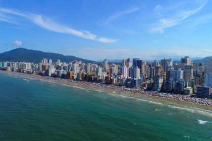prestes-a-comecar,-milionaria-obra-para-alargamento-de-praia-em-itapema-vai-parar-na-justica