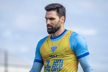 maior-artilheiro-da-serie-b-em-atividade,-leo-gamalho-ainda-nao-finalizou-a-gol-em-seu-retorno-ao-avai