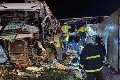 motorista-morre-e-caminhoes-ficam-destruidos-apos-grave-acidente-na-br-116,-em-sc
