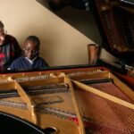 um-teclado-esquecido-no-porao-revela-o-talento-escondido-de-um-jovem-prodigio-com-autismo;-o-que-ninguem-imaginava-era-a-surpresa-quando-o-menino-ganha-um-piano-de-r$-70-mil-de-um-desconhecido