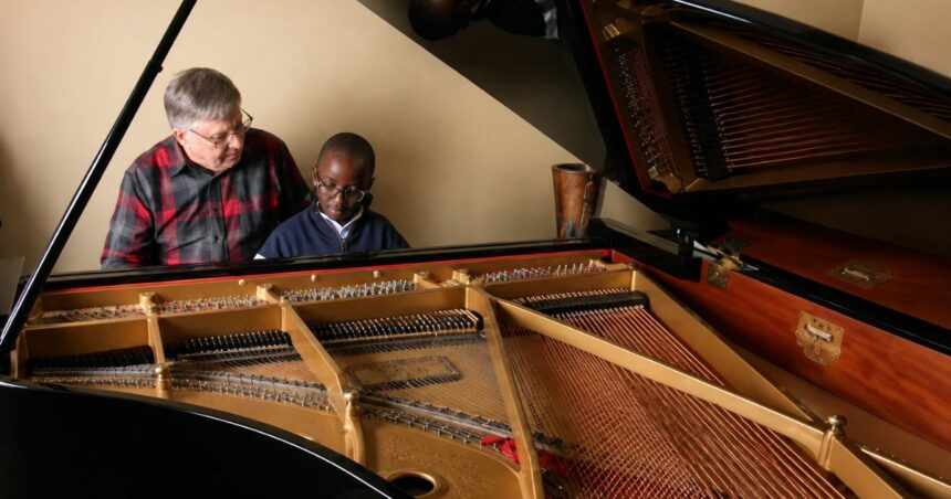 um-teclado-esquecido-no-porao-revela-o-talento-escondido-de-um-jovem-prodigio-com-autismo;-o-que-ninguem-imaginava-era-a-surpresa-quando-o-menino-ganha-um-piano-de-r$-70-mil-de-um-desconhecido