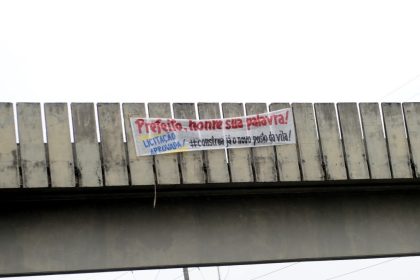 moradores-da-regiao-continental-de-florianopolis-estendem-faixa-na-via-expressa-para-cobrar-o-prefeito