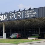 multa,-lixo-e-bagagens:-aeroporto-de-guarulhos-promete-r$-1,4-bi-apos-cair-em-ranking,-mas-silencia-sobre-punicao