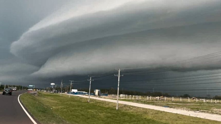 onda-de-tempestades-traz-novo-risco-de-tornados-no-sul;-veja-onde-pode-chover-ate-100-mm-neste-sabado-(15)