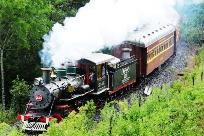 maria-fumaca-de-120-anos-cruza-sc-e-rs-em-viagem-que-preserva-historia