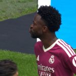 a-espera-de-virginia,-vini-jr.-manda-beijo-em-jogo-do-real-madrid-e-causa-choque-na-espanha