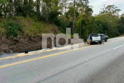 acidente-entre-tres-veiculos-mata-motociclista-e-trava-transito-na-br-282-sentido-litoral-e-serra-na-grande-florianopolis