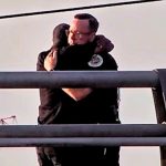 policial-conversa-com-homem-prestes-a-pular-de-ponte-e-evita-tragedia-apos-45-min-de-negociacao,-mas-o-que-ele-disse-ao-estender-a-mao-emociona