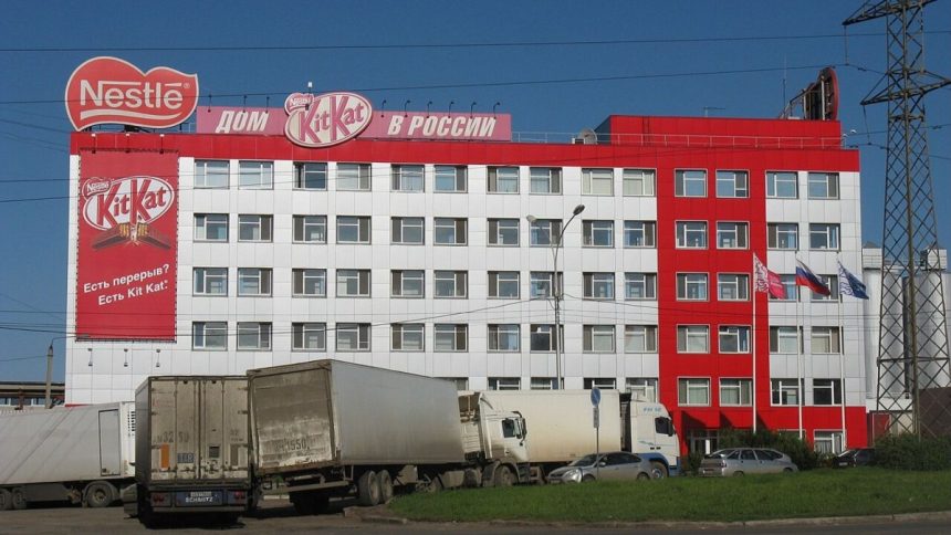 mais-uma-gigante-na-mira:-putin-e-provocado-a-confiscar-marcas-da-nestle-para-administracao-estatal-na-russia