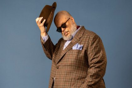 ed-motta-reencontra-diferentes-versoes-de-si-mesmo-em-toc-toc:-tambem-posso-fazer-uma-musica-descompromissada