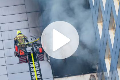 mulher-se-pendura-em-janela-e-salta-do-11o-andar-de-predio-em-chamas-para-alcancar-escada-de-bombeiros,-que-so-conseguiu-chegar-ao-9o-pavimento,-e-se-salva-durante-incendio