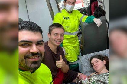 a-caminho-da-maternidade,-familia-pede-ajuda-e-bebe-nasce-dentro-de-ambulancia-na-br-101-em-sc:-para-sempre-na-memoria