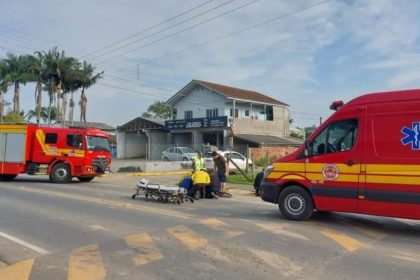 crianca-fica-com-peca-de-bicicleta-cravada-na-perna-apos-acidente-e-bombeiros-precisam-cortar-guidao-com-serra-em-sc