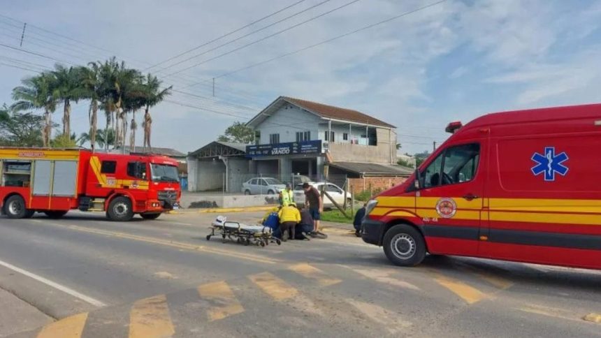 crianca-fica-com-peca-de-bicicleta-cravada-na-perna-apos-acidente-e-bombeiros-precisam-cortar-guidao-com-serra-em-sc