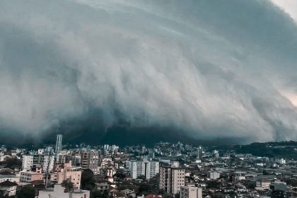 frente-fria-intensa-pode-trazer-chuva-de-ate-300-mm-e-risco-de-tornados-no-sul,-alerta-meteorologista:-situacao-dramatica