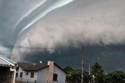 ciclone-extratropical-traz-chuvarada-de-200-mm-no-ultimo-fim-de-semana-de-agosto;-veja-onde-ha-risco-de-inundacoes