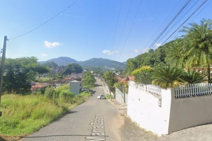 homem-e-encontrado-morto-esfaqueado-no-pescoco-e-poca-de-sangue-e-achada-escondida-atras-de-sofa-em-sc