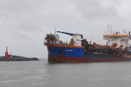 apos-fortes-chuvas,-draga-gigante-de-154-metros-retorna-a-porto-estrategico-de-sc-e-retoma-atividades-no-canal-de-acesso