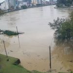 rio-itajai-acu-avanca,-ultrapassa-primeira-cota-de-enchente-e-deve-atingir-pico-de-7,70-metros-em-blumenau