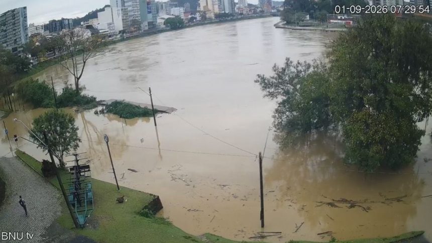 rio-itajai-acu-avanca,-ultrapassa-primeira-cota-de-enchente-e-deve-atingir-pico-de-7,70-metros-em-blumenau