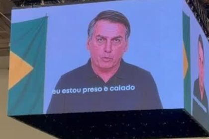 tse-forma-maioria-e-livra-flavio-por-usar-video-de-ia-com-apoio-de-jair-bolsonaro-durante-convencao