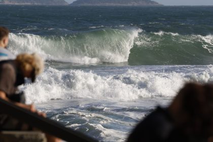 rio-tera-dia-de-chuva,-com-temperatura-em-declinio-e-mar-de-ressaca