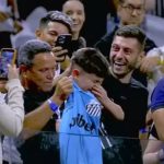 menino-de-sc-hostilizado-apos-ganhar-camisa-do-neymar-viaja-1,2-mil-km-pelo-corinthians-e-mantem-tradicao-anual-em-sp