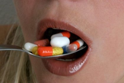 anvisa-manda-recolher-antibiotico-apos-encontrar-corpo-estranho-em-lotes-e-remedio-para-azia-com-caco-de-vidro;-uso-deve-ser-interrompido