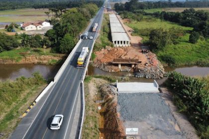 gigantes-de-concreto-de-55-toneladas-chegam-a-br-280-e-transito-tera-pare-e-siga-durante-nova-etapa-da-duplicacao