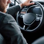 homem-sofre-convulsao-enquanto-dirige-em-marcha-re,-bate-em-carros-estacionados-e-morre-durante-atendimento-medico-em-sc