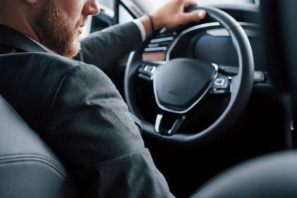 homem-sofre-convulsao-enquanto-dirige-em-marcha-re,-bate-em-carros-estacionados-e-morre-durante-atendimento-medico-em-sc