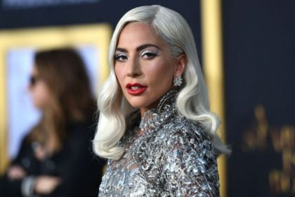 lady-gaga-e-flagrada-com-bebe-e-revista-diz-ser-o-filho-da-cantora;-confira-imagens