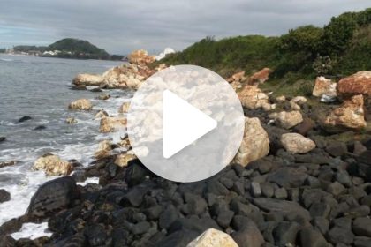 conheca-a-praia-de-sc-com-costao-desenhado-em-preto-e-branco-com-rochas-raras-de-2,8-bilhoes-de-anos