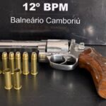 homem-aponta-arma-para-intimidar-rival,-atira-na-propria-perna,-passa-por-cirurgia-e-acaba-preso-em-balneario-camboriu