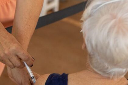 nova-vacina-contra-pneumonia-e-liberada-de-forma-inedita-para-idosos-no-brasil;-confira-quem-tem-direito