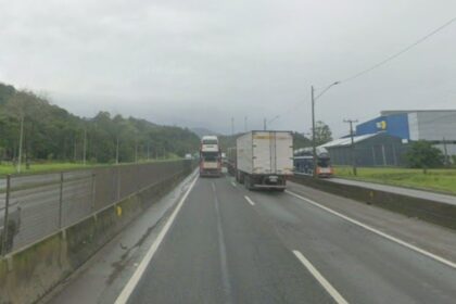 colisao-traseira-entre-duas-carretas-bloqueia-faixa-da-br-101-e-provoca-fila-de-8-km-no-sentido-norte-em-joinville
