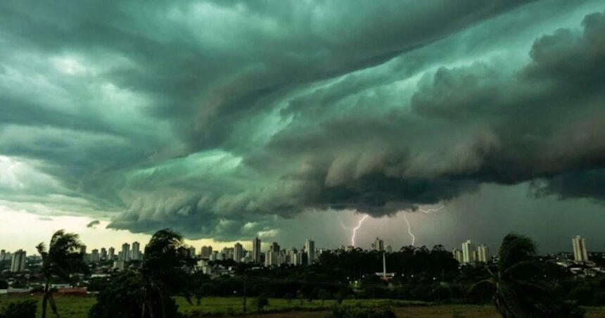 frente-fria-associada-a-ciclone-deixa-florianopolis-em-alerta-laranja-para-temporais-com-ate-150-mm-de-chuva-no-fim-de-semana