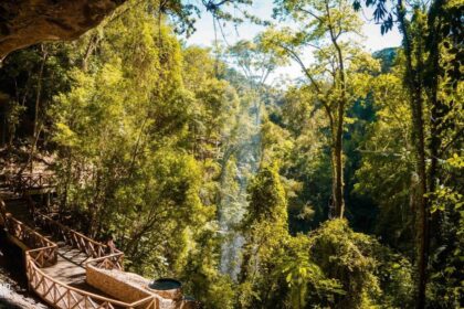 refugio-espiritual-escondido-na-natureza-chama-atencao-por-queda-dagua-de-25-metros-e-reune-fieis-em-gruta-de-sc