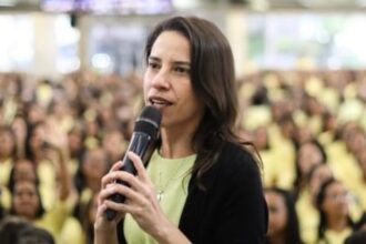 video-mostra-raquel-lyra-sugerindo-laqueadura-sem-mulher-saber;-governadora-pede-desculpas-apos-repercussao