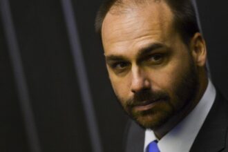 ministerio-da-justica-demite-eduardo-bolsonaro-por-abandono-de-cargo